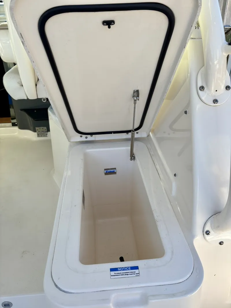 Slide: The Image of Pursuit 38 SALTY SUSEA - Cockpit - 6064806