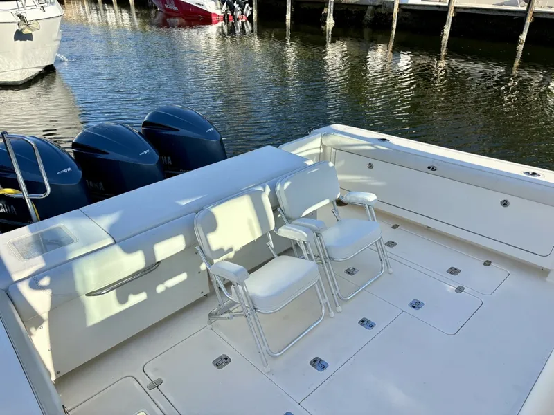 Slide: The Image of Pursuit 38 SALTY SUSEA - Cockpit - 6064799