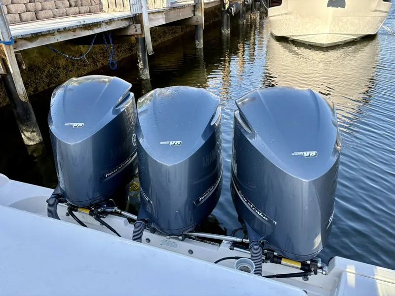 Slide: The Image of Pursuit 38 SALTY SUSEA - Engines - 6064798