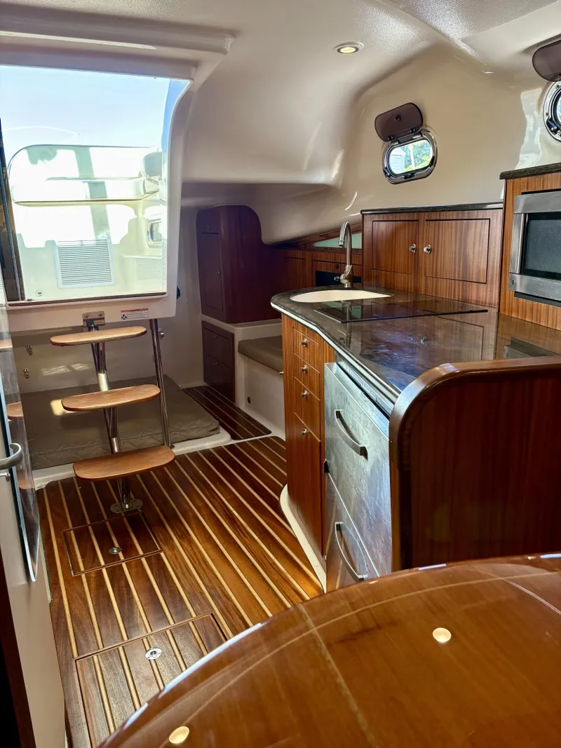 Slide: The Image of Pursuit 38 SALTY SUSEA - Interior - 6064771