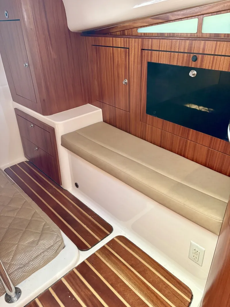 Slide: The Image of Pursuit 38 SALTY SUSEA - Interior - 6064774