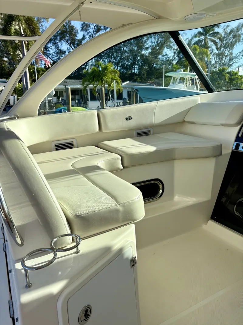 Slide: The Image of Pursuit 38 SALTY SUSEA - Helm Seating  - 6064777