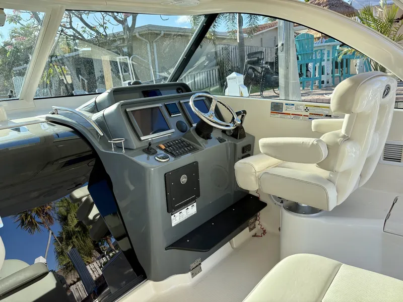 Slide: The Image of Pursuit 38 SALTY SUSEA - Helm - 6064797