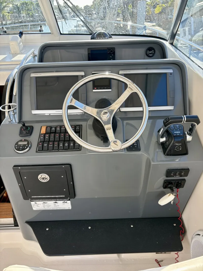 Slide: The Image of Pursuit 38 SALTY SUSEA - Helm - 6064803