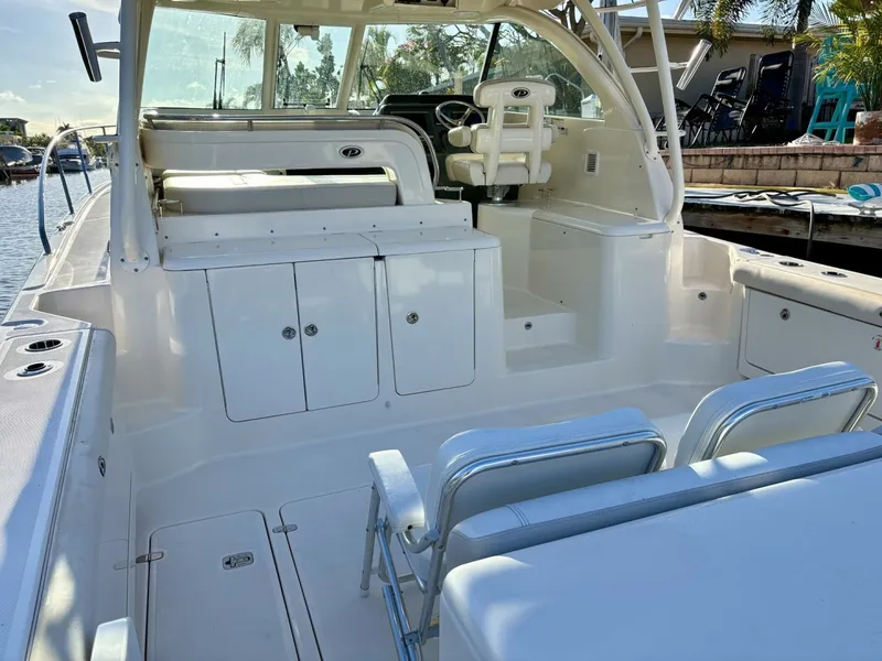 Slide: The Image of Pursuit 38 SALTY SUSEA - Cockpit - 6064800