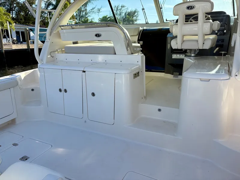 Slide: The Image of Pursuit 38 SALTY SUSEA - Cockpit - 6064801