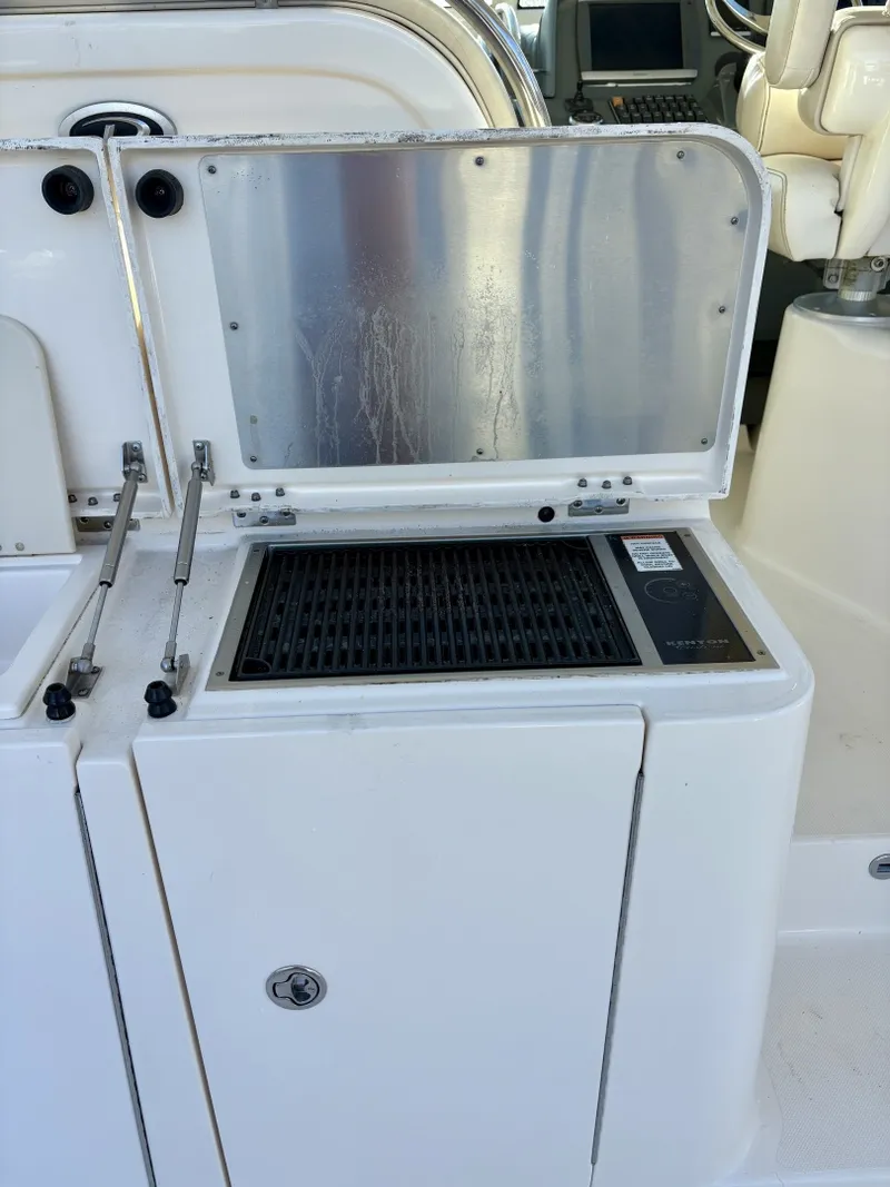 Slide: The Image of Pursuit 38 SALTY SUSEA - Cockpit - 6064804