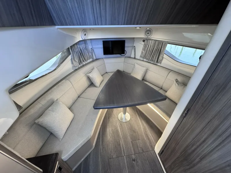 Slide: The Image of Sea Ray 320 Sundancer 2021 - 6064997