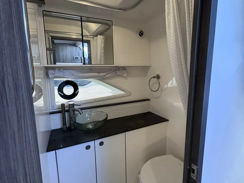 Slide: The Image of Sea Ray 320 Sundancer 2021 - 6065001