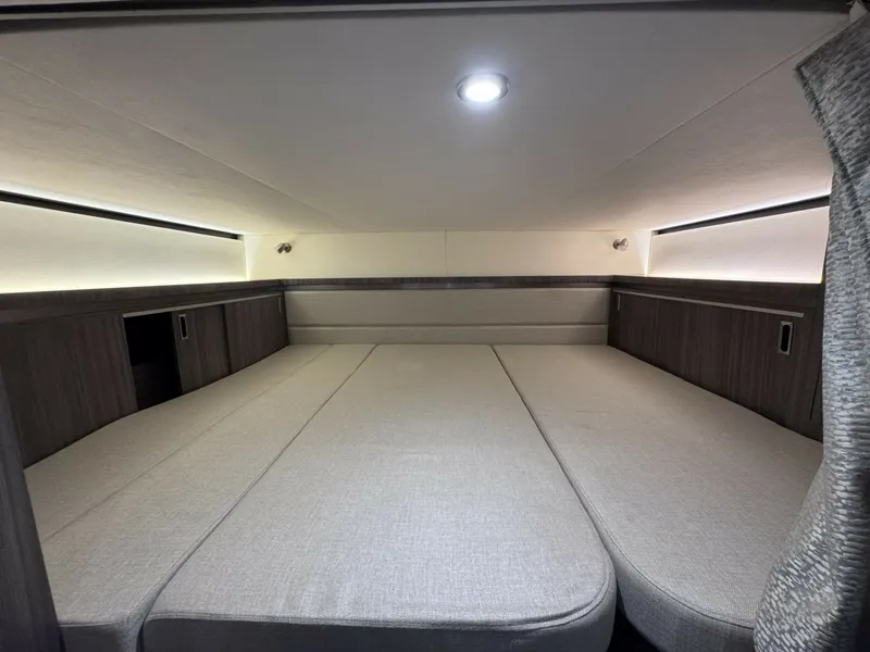 Slide: The Image of Sea Ray 320 Sundancer 2021 - 6064996