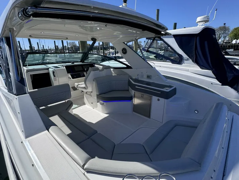 Slide: The Image of Sea Ray 320 Sundancer 2021 - 6064991