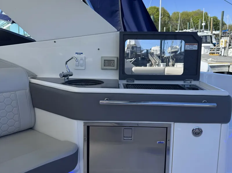 Slide: The Image of Sea Ray 320 Sundancer 2021 - 6064990