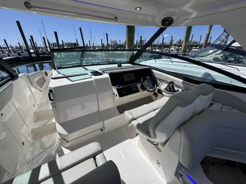 Slide: The Image of Sea Ray 320 Sundancer 2021 - 6064988