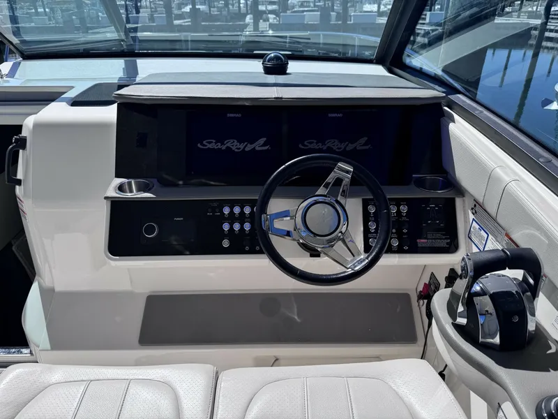 Slide: The Image of Sea Ray 320 Sundancer 2021 - 6064987