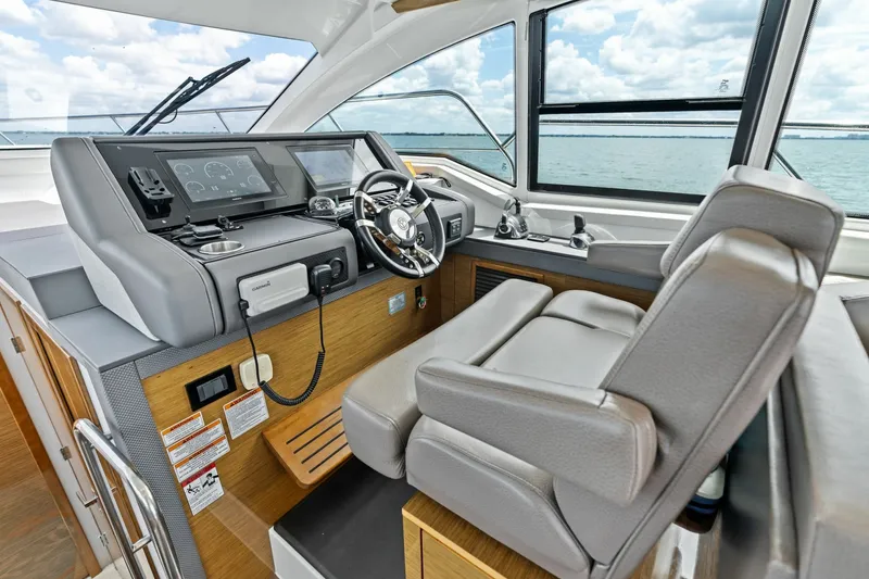 Slide: The Image of 2019 Cruisers Yachts 42 Cantius 'Truly Ineffable' Helm - 6066579
