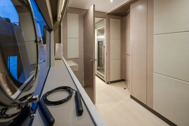 Slide: The Image of Ocean Alexander 27R 2027 - 6065890