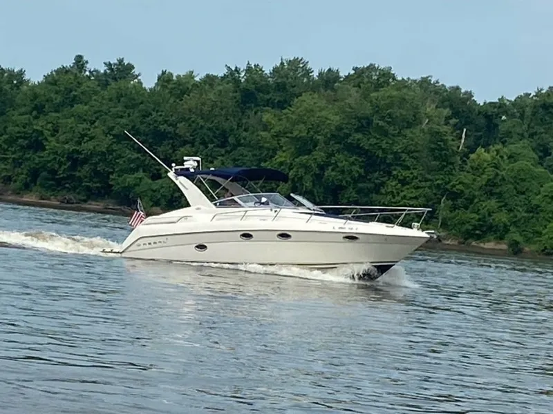The Image of 32' Regal underway - 6070352