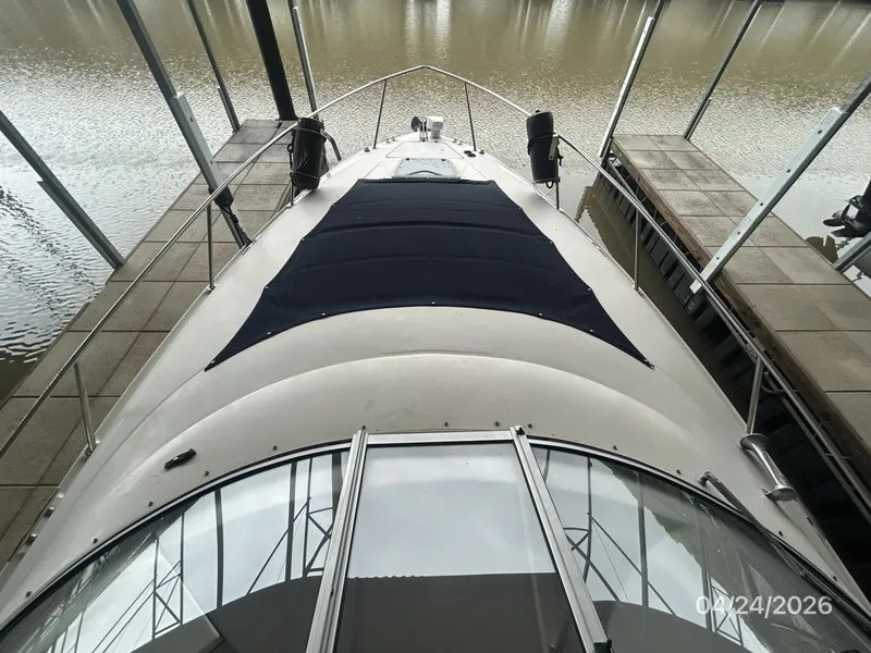 Slide: The Image of 32' Regal foredeck1 - 6069917