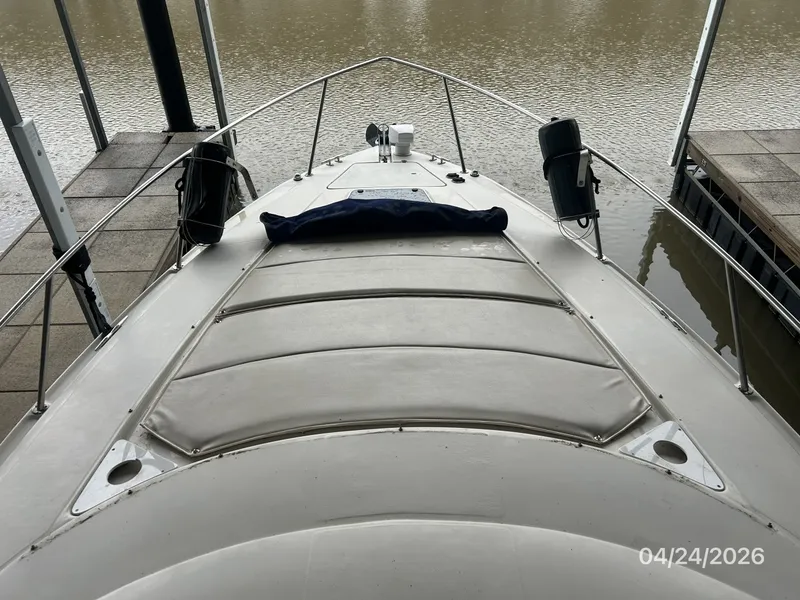 Slide: The Image of 32' Regal foredeck2 - 6069918