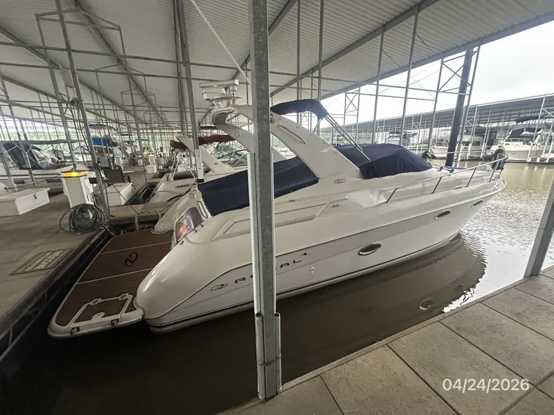 Slide: The Image of 32' Regal starboard aft profile - 6070344