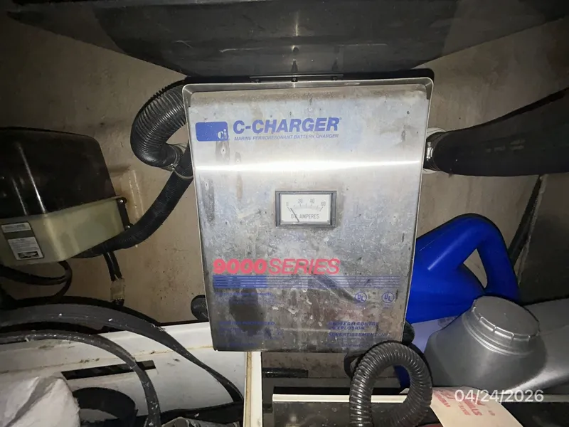 Slide: The Image of 32' Regal battery charger - 6069912