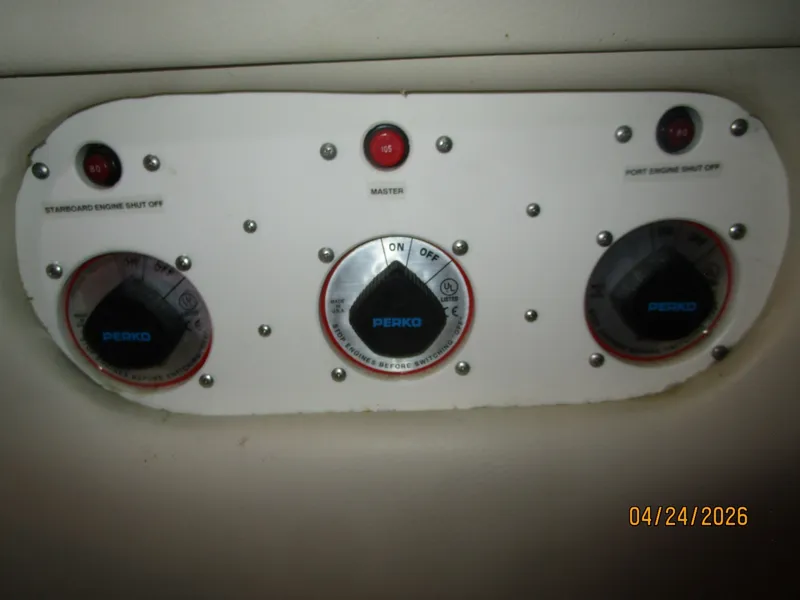 Slide: The Image of 32' Regal battery switches - 6069913