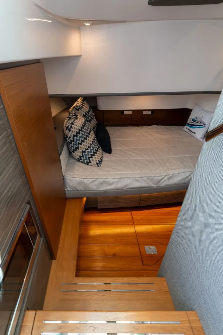 Slide: The Image of Tiara 38 LS 2020 - 6066575