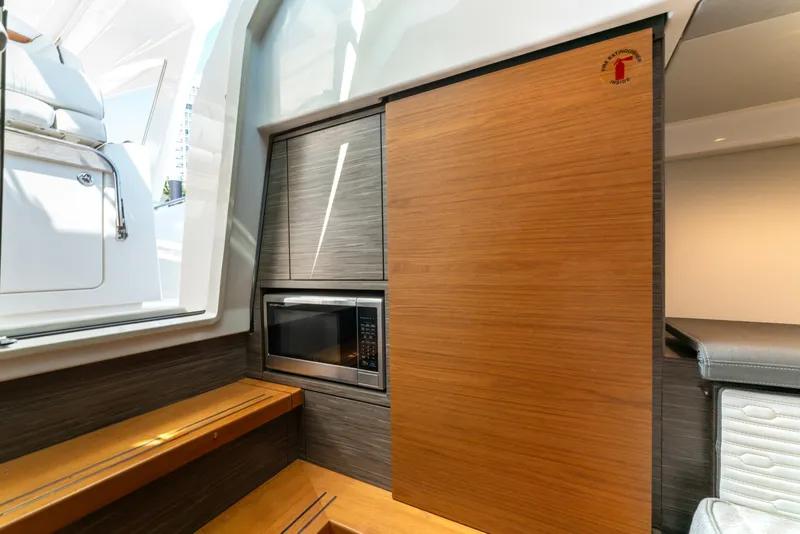 Slide: The Image of Tiara 38 LS 2020 - 6066577