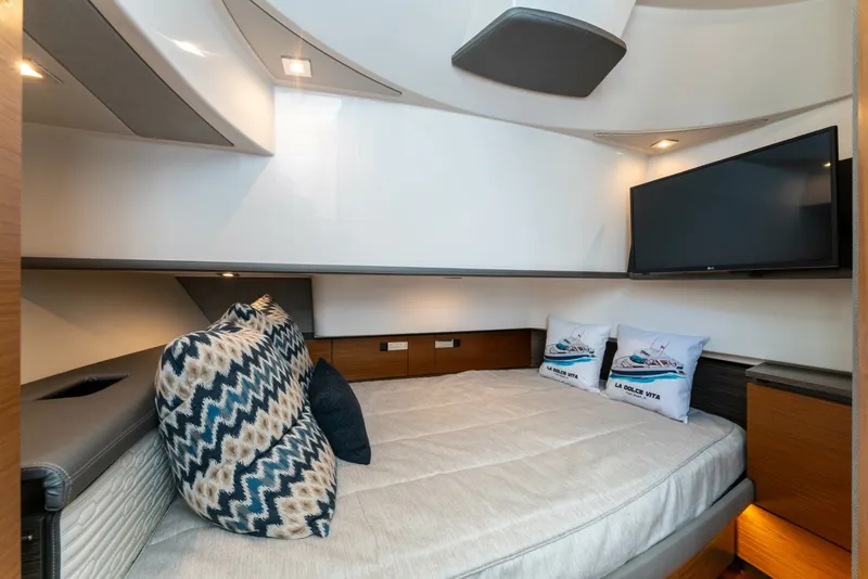 Slide: The Image of Tiara 38 LS 2020 - 6066581