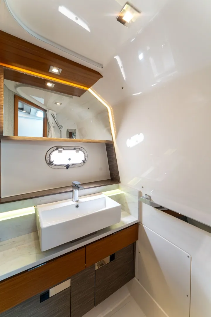 Slide: The Image of Tiara 38 LS 2020 - 6066585