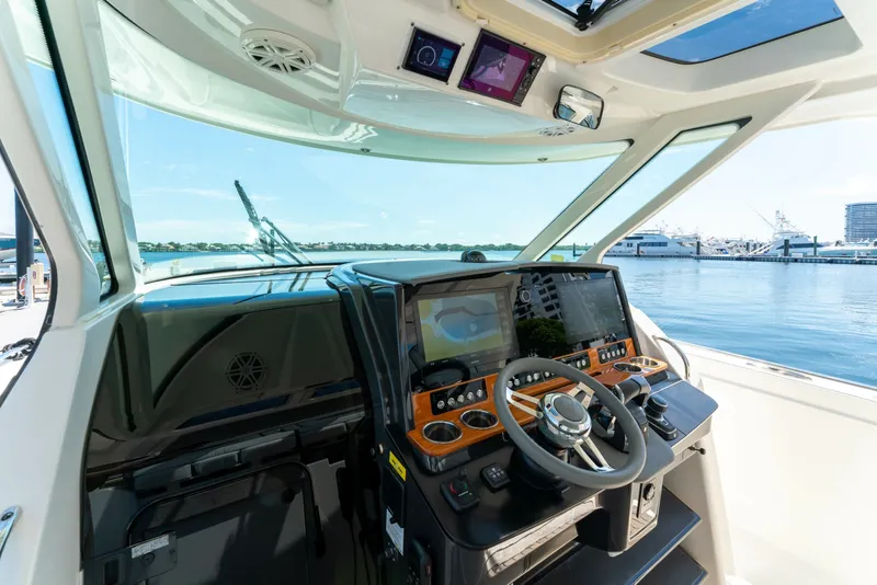 Slide: The Image of Tiara 38 LS 2020 - 6066594