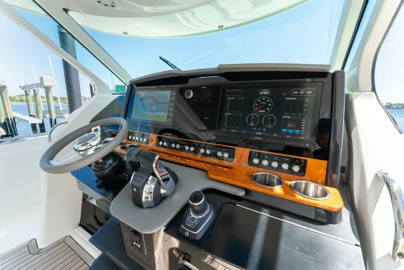 Slide: The Image of Tiara 38 LS 2020 - 6066598