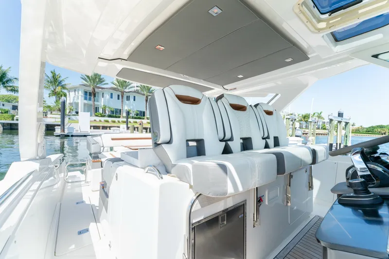 Slide: The Image of Tiara 38 LS 2020 - 6066602