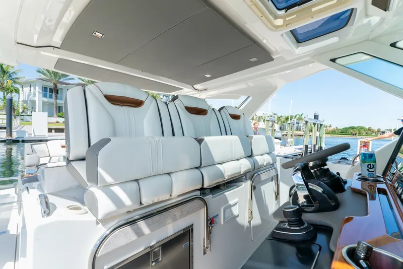 Slide: The Image of Tiara 38 LS 2020 - 6066606