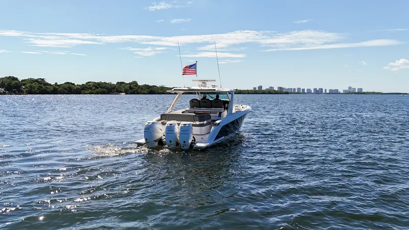 Slide: The Image of Tiara 38 LS 2020 - 6066567