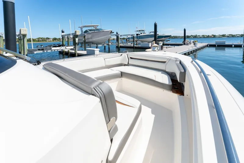 Slide: The Image of Tiara 38 LS 2020 - 6066614