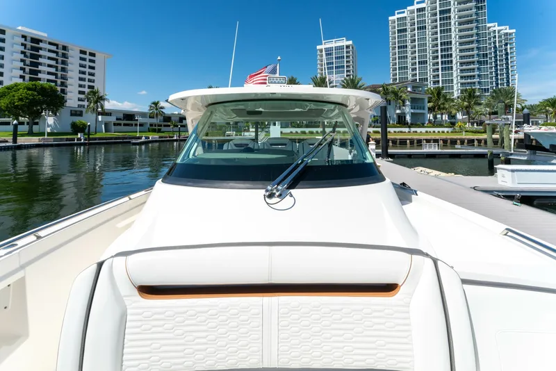 Slide: The Image of Tiara 38 LS 2020 - 6066618