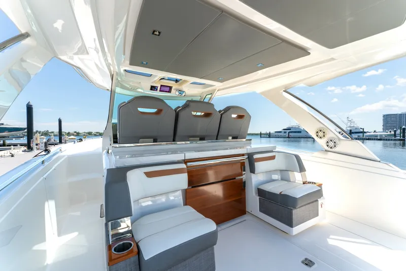 Slide: The Image of Tiara 38 LS 2020 - 6066626