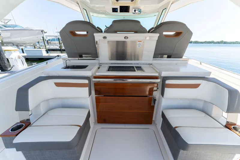 Slide: The Image of Tiara 38 LS 2020 - 6066630