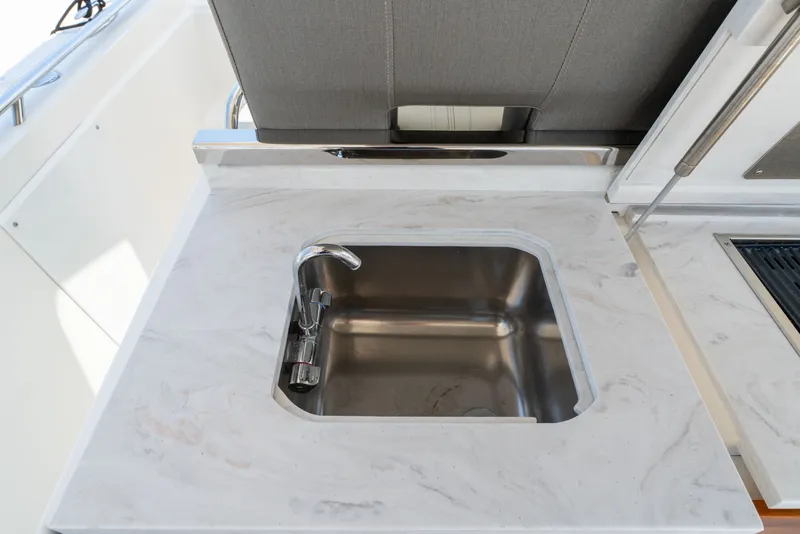 Slide: The Image of Tiara 38 LS 2020 - 6066638