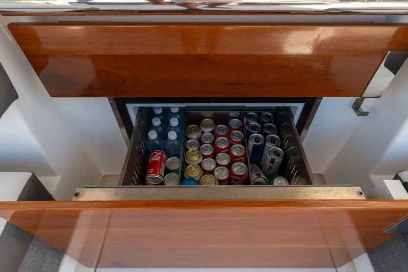 Slide: The Image of Tiara 38 LS 2020 - 6066641