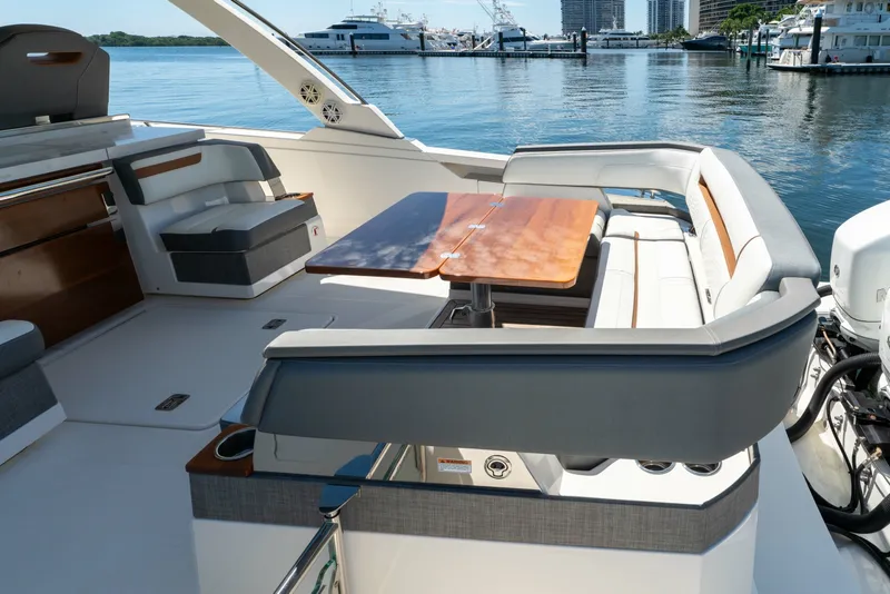 Slide: The Image of Tiara 38 LS 2020 - 6066649