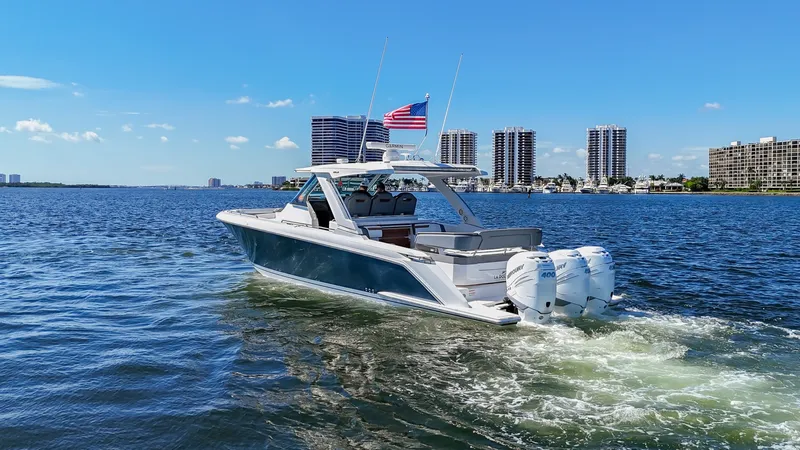 Slide: The Image of Tiara 38 LS 2020 - 6066568