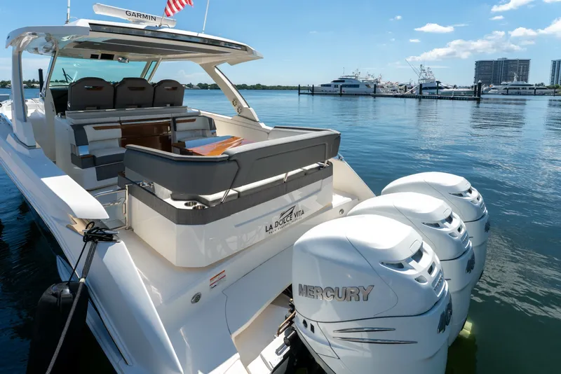 Slide: The Image of Tiara 38 LS 2020 - 6066653