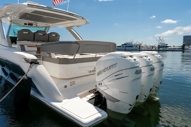 Slide: The Image of Tiara 38 LS 2020 - 6066657