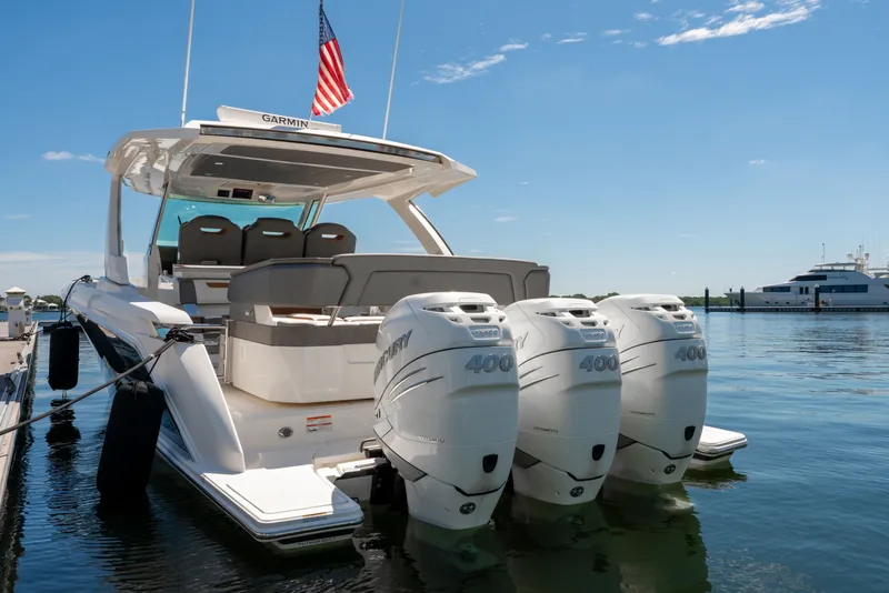 Slide: The Image of Tiara 38 LS 2020 - 6066661