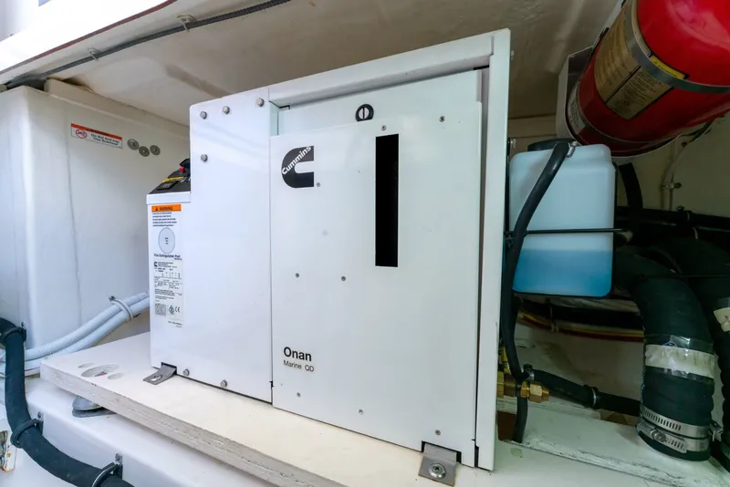 Slide: The Image of Tiara 38 LS 2020 - 6066668