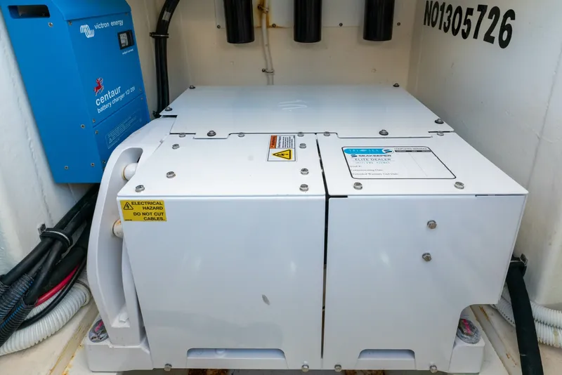 Slide: The Image of Tiara 38 LS 2020 - 6066672