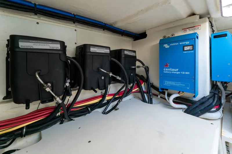 Slide: The Image of Tiara 38 LS 2020 - 6066676