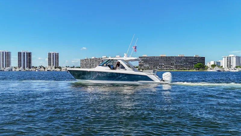 Slide: The Image of Tiara 38 LS 2020 - 6066569